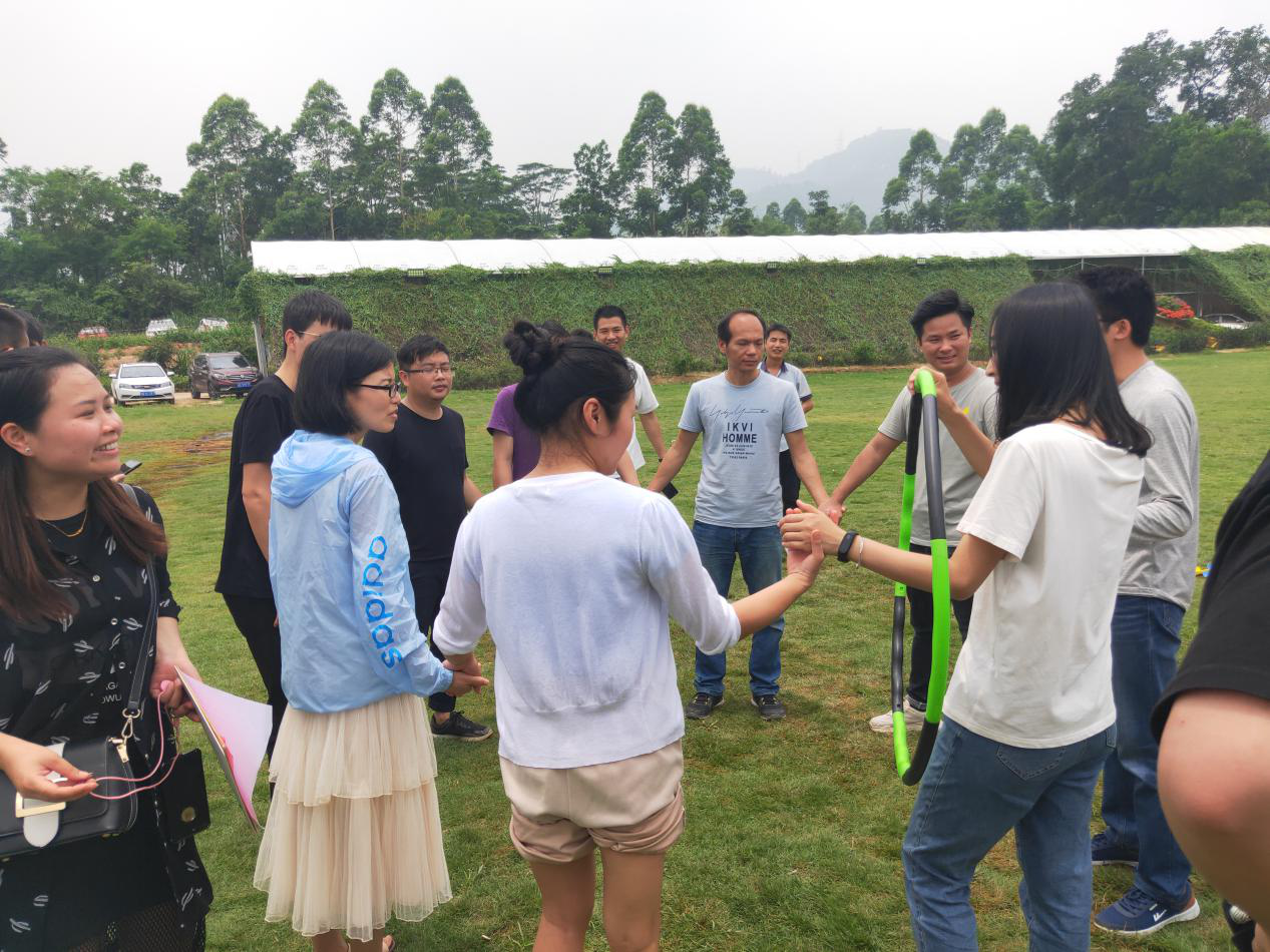 游戲活動(dòng)鉆呼啦圈